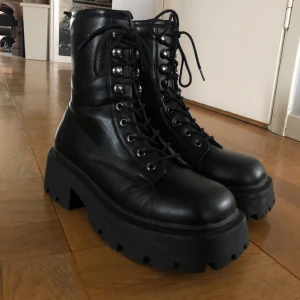 svarta kängor  - Supersnygga svarta kängor med platå!  Dragkedja finns på insidan Sparsamt använda, säljer då dom är något för stora!