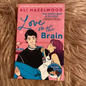 Love on the Brain av Ali Hazelwood. Säljer pga rensning i bokhyllan. Boken har använts men den ser fortfarande helt ny ut. Frakt ingår och jag tar endast emot betalning med swish 🫶