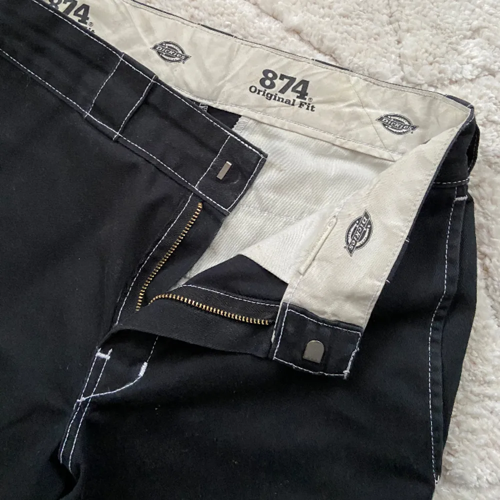 Dickies 874 svarta byxor, dessa var rejält populära ett tag. Finns lite blekmärken på benen. Storlek ca W25L32 (de är lite stora på mig). Jeans & Byxor.