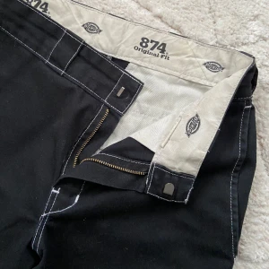 Dickies byxor - Dickies 874 svarta byxor, dessa var rejält populära ett tag. Finns lite blekmärken på benen. Storlek ca W25L32 (de är lite stora på mig)