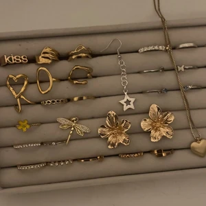 Smycken - Säljer smycken💋kom privat vid frågor och pris, checka in min profil för vissa tydligare anonser💗