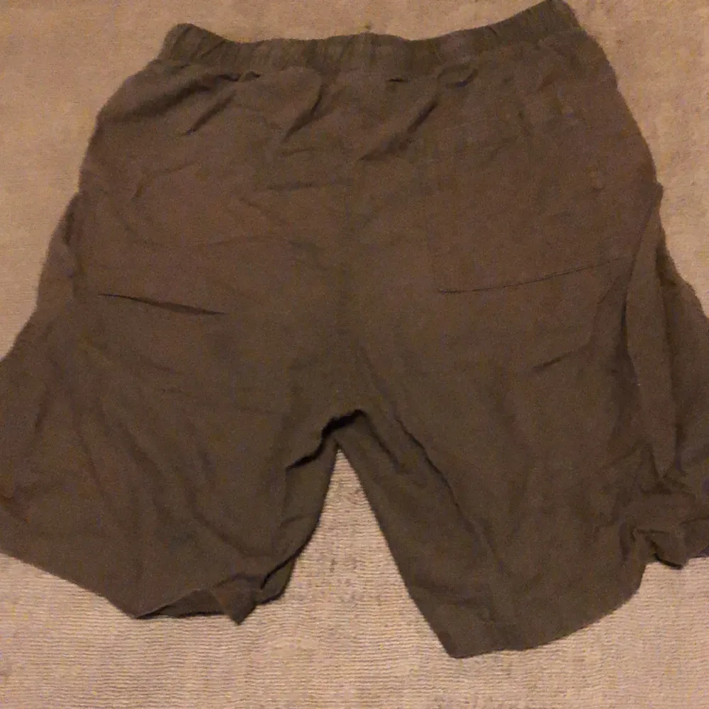 Tjena, jag säljer mina snygga H&M linne shorts men de är inte min stil längre. De är ganska solblekta så de har blivit ganska bruna, men de är egentligen gråa. Storlek S. Nytt pris: 300kr mitt pris: 25kr. Hör av er vid frågor eller funderingar!🔥. Shorts.