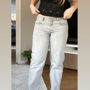 Lågmidjade jeans - Gråa fina low straight jeans från GinaTricot. Fin kvalitet, finns en liten defekt längst ned på jeansen men det är inget som syns!💕fråga om du har frågor eller vill ha fler bilder på dom! Priset går även att diskutera💕