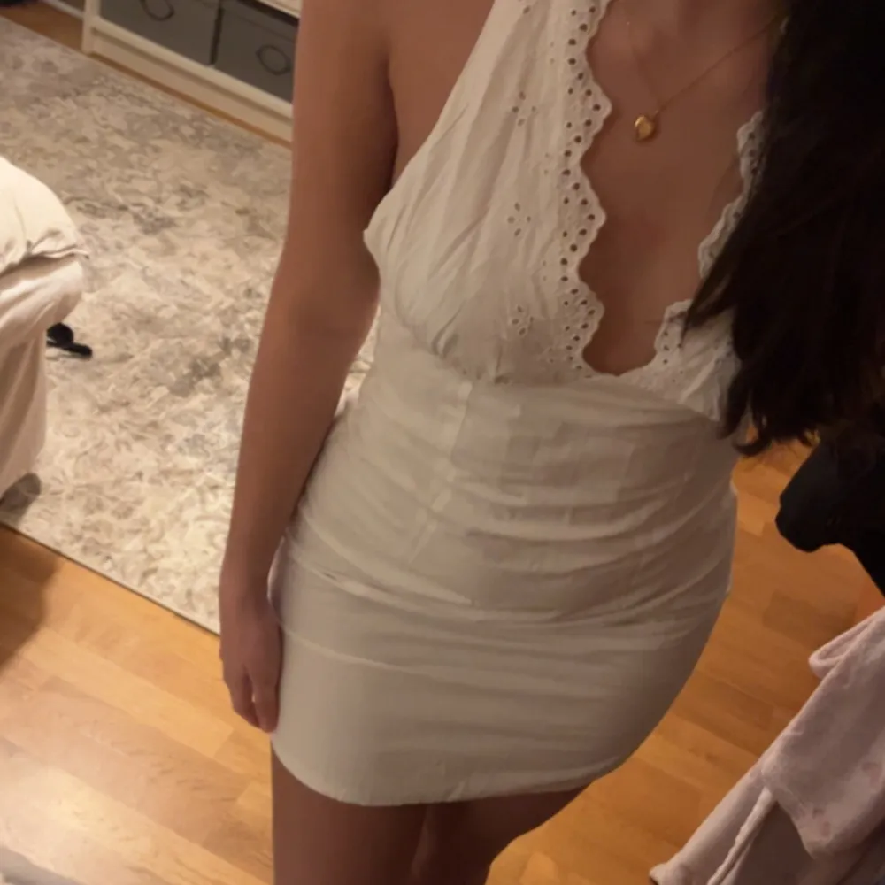 Super söt vit klänning med en öppen rygg, banden är justerbara och korsade där bak så ser ut lite som en halterklänning. Prislappen sitter inte kvar men den är oanvänd. Perfekt nu till studenten✨✨. Klänningar.