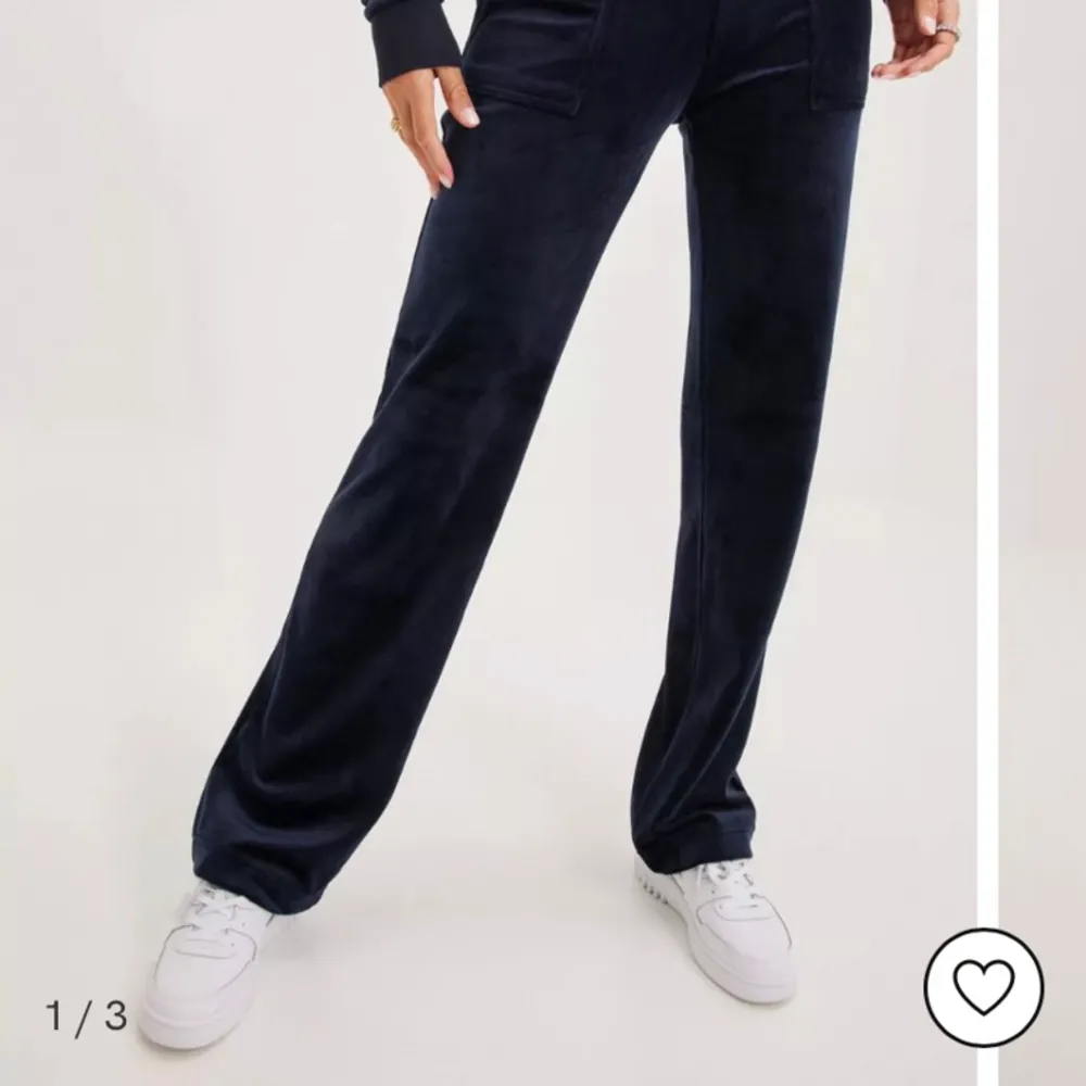 Äkta nyinköpta juicy couture från Nelly. Säljer pga fel storlek. Mörkblå storlek M.. Jeans & Byxor.