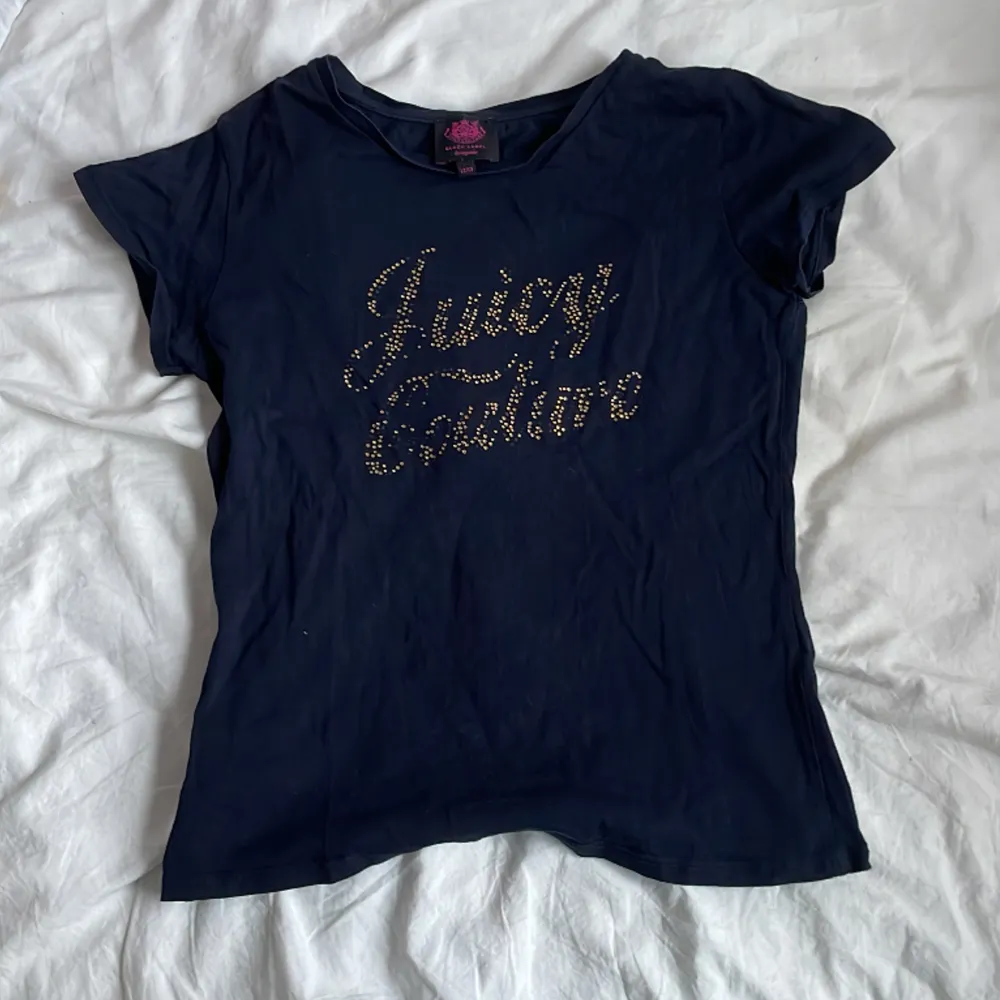 En äkta juicy couture t-shirt som är 100% hel förutom att ett fåtal rhinestones har ramlat av! 😍😍😍Priset går att diskutera!!!!. T-shirts.