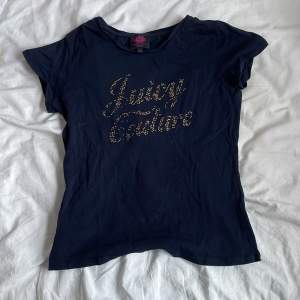 En äkta juicy couture t-shirt som är 100% hel förutom att ett fåtal rhinestones har ramlat av! 😍😍😍Priset går att diskutera!!!!