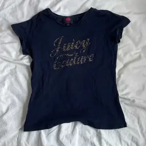 En äkta juicy couture t-shirt som är 100% hel förutom att ett fåtal rhinestones har ramlat av! 😍😍😍Priset går att diskutera!!!!