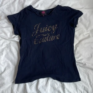 Juicy couture t-shirt - En äkta juicy couture t-shirt som är 100% hel förutom att ett fåtal rhinestones har ramlat av! 😍😍😍Priset går att diskutera!!!!