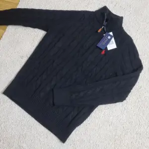 Hej säljer en halvzip Ralph Lauren tröja i stickat material, storlek S. Helt ny lappen sitter kvar där av priset. Vid frågor osv är de bara att höra av sig☺️