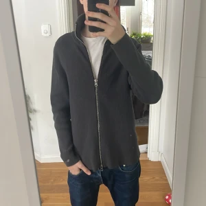 Grå Cardigan - Tja🙌 säljer den här gråa cardiganen ifrån 🧧märket Ljung🧧Nypris: 1400kr 🍾Mitt pris 599🍾 Storlek: M  Skicket är 10/10 knappt använd. Hör av dig vid minsta fråga eller fundering mvh Morris