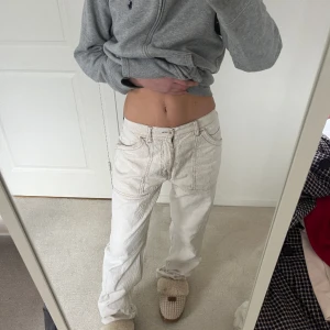 Lågmidjade Manchester baggy jeans  - As coola beiga/ cream färgade straight leg jeans. Jag brukar ha Xs/s i jeans och de sitter lågmidjat på mig