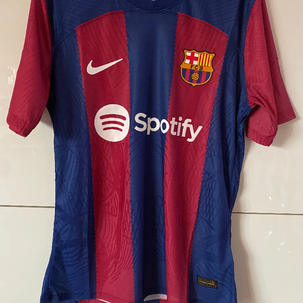 23-24 Barcelona fotbollströja i toppkvalitet. Finns i storlekarna S-L . T-shirts.