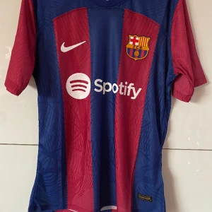 Barcelona fotbollströja - 23-24 Barcelona fotbollströja i toppkvalitet. Finns i storlekarna S-L 