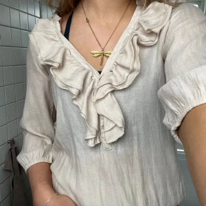 Blus - Fin beige blus! Kommer tyvärr inte till andvändning. Frakt tillkommer⭐️