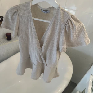 VIT TOPP - fin vit topp storlek xs💖köpt för 299 säljer för 219! Endast använd 1 gång! Inge defekter! köparen står för frakten