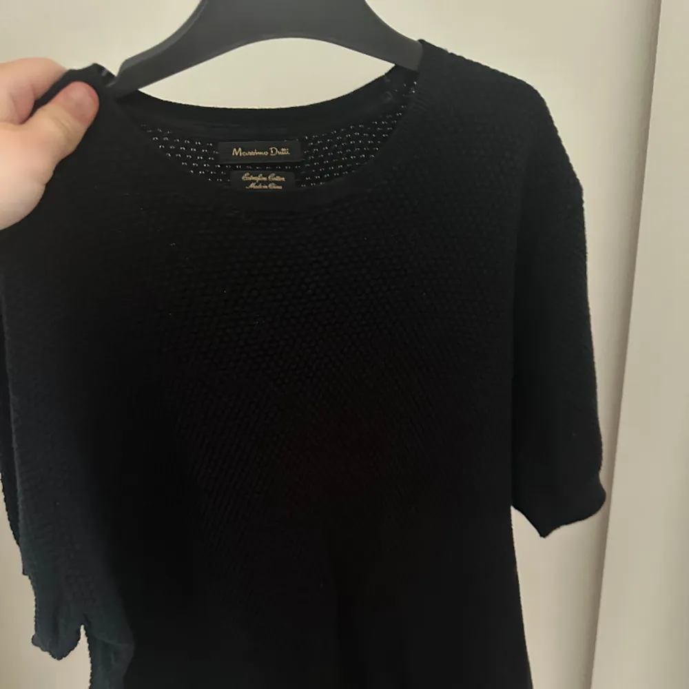 Stickad t-shirt från Massimo dutti 💞superbra skick! passar s/m 💞 mörkblå. T-shirts.