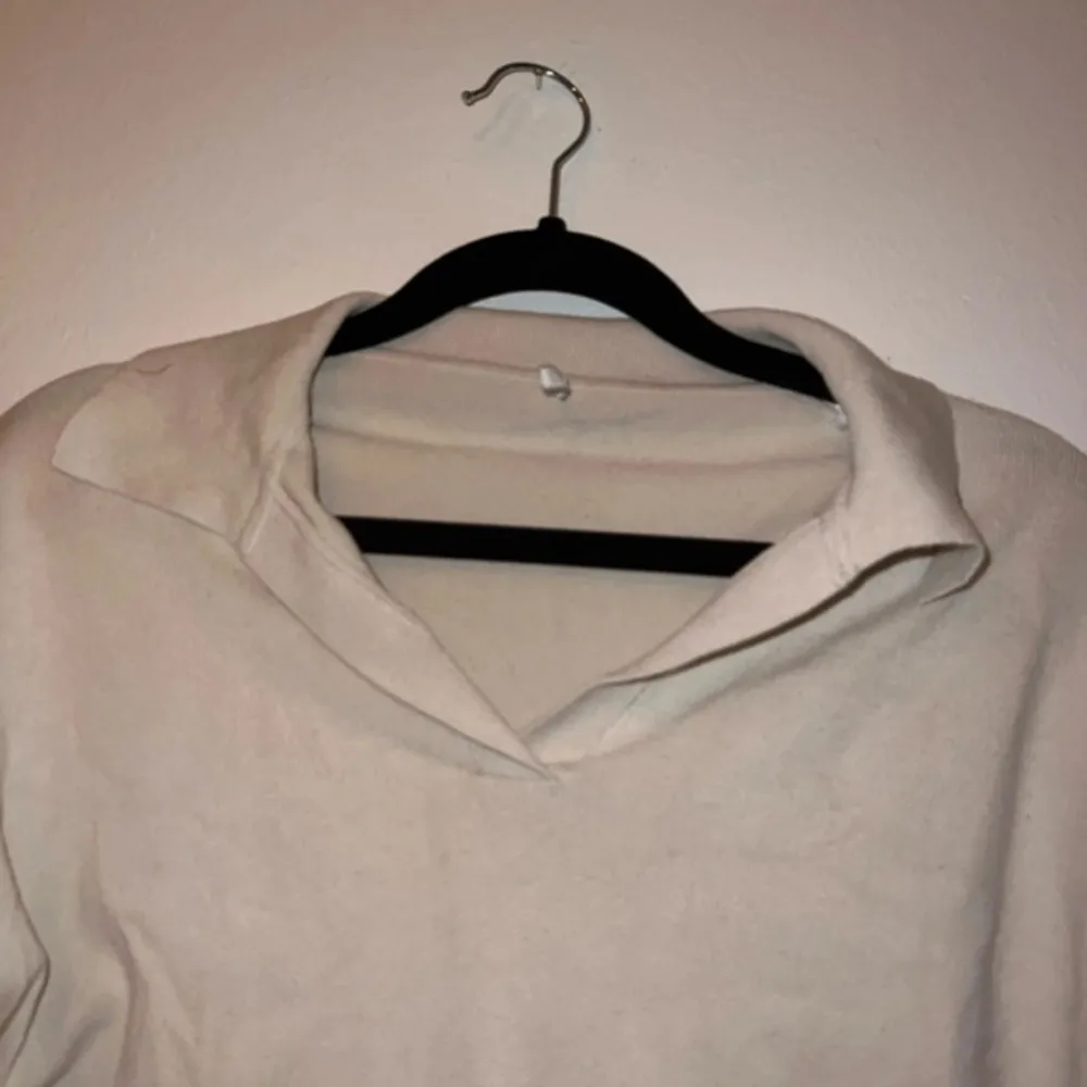 En beige tre-kvart ärmar tröja ifrån Only♥️ Storlek: XS ♥️♥️♥️. Hoodies.