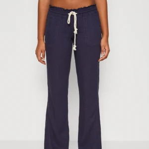 Roxy linnebyxor  - Jätte fina mörkblå linnebyxor från Roxy, säljer då dom inte kommer till användning längre❤️