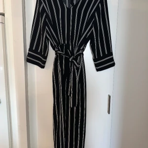 Randig jumpsuit - Använd 1 gång, mycket bra skick 