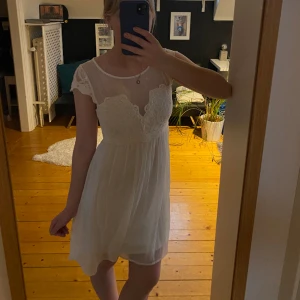 Vit klänning - Fin vit klänning, inga defekter, passar en S/36a, köpt på vero Moda💕