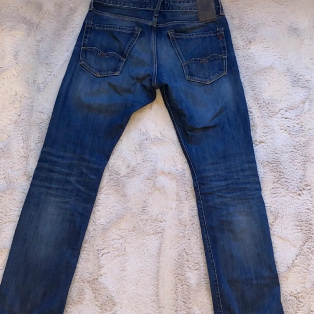 Säljer nu mina replay jeans som inte kommer till användning längre så kunde lika väl sälja. De är använda ett par gånger men inte särskilt mycket.. Jeans & Byxor.