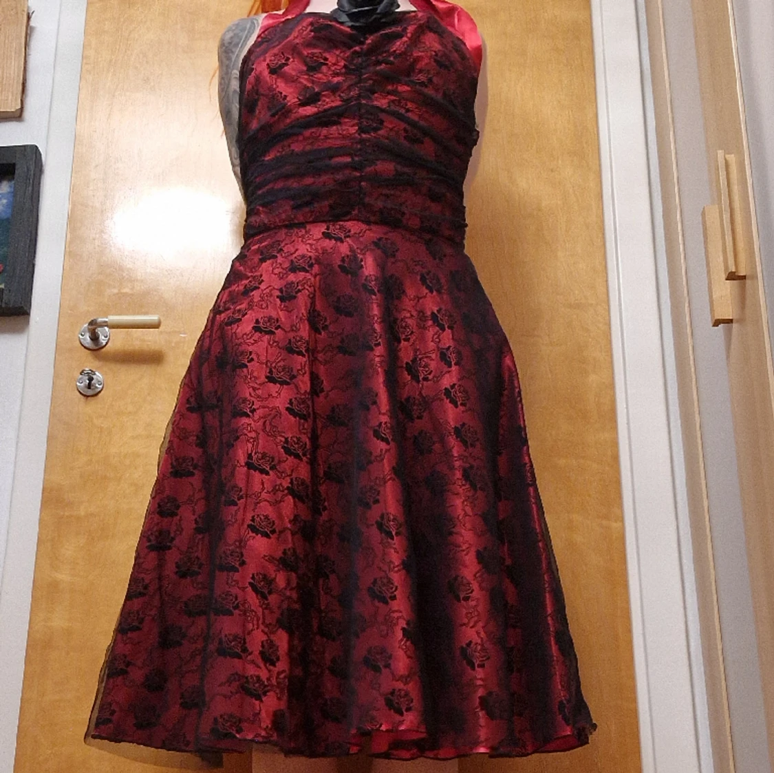 Rödsvart blommig klänning - 90