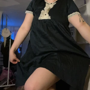 LOLITA KLÄNNING - Så vacker klänning , ger av dark coquette/ lolita / kawaii💗🎀 Sjukt fin men passar inte min kroppsform riktigt som jag önskat.  Köpt från Vinted  Passar som en M