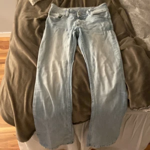 Bootcut jeans barn  - Säljer dessa ljusa bootcut jeans pga gillar inte när det inte är några bakfickor.  Jeansen är frön h&m barn och är i storlek 158, de är även för korta för mig och jag är 160 cm. Använda en skoltermin. 
