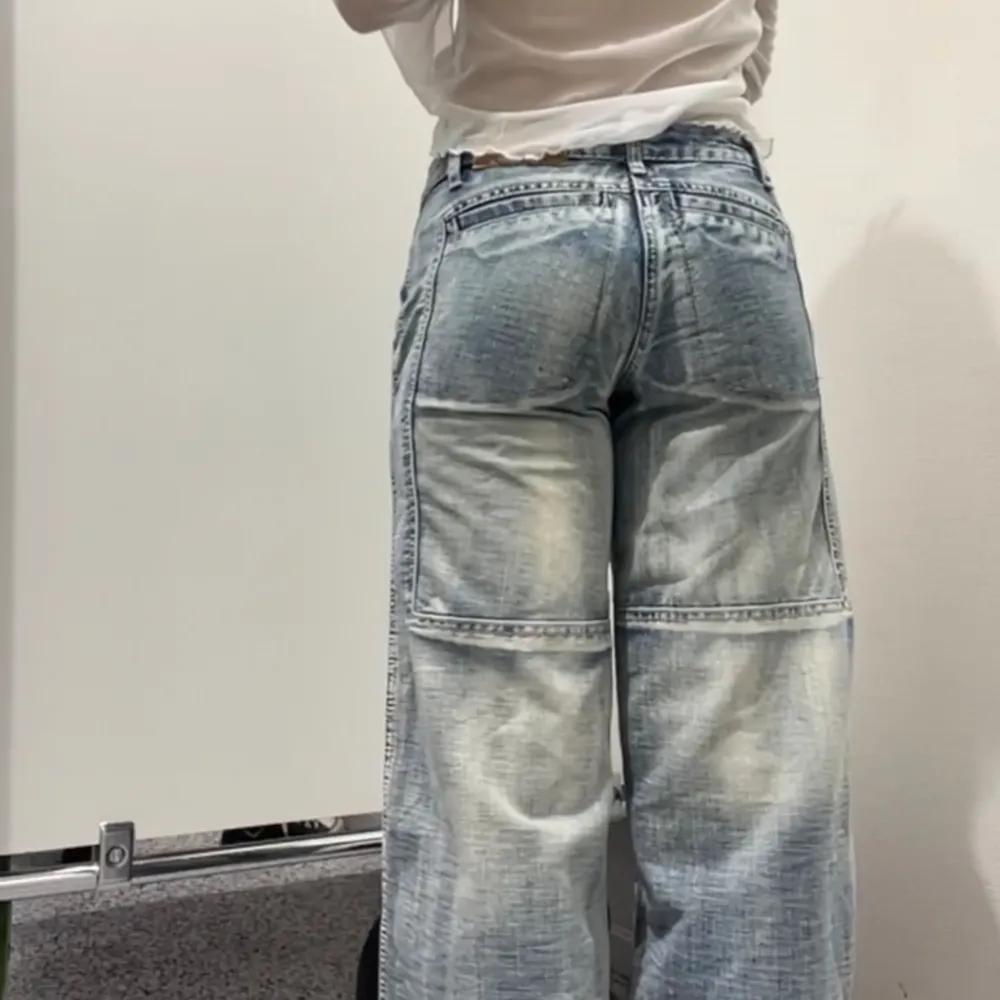 Supersnygga jeans som jag knappt använt. Jag är 160 för referens🤍. Jeans & Byxor.