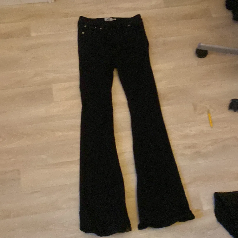 ett år svarta jeans från lager 157 och är i storlek s men dom passar också i xs och jag säljer dom för dom passar inte mig. dom kostar 350 men säljer dom för 250kr. Jeans & Byxor.