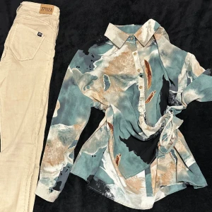 Set - Väldigt ny byxor från bubbleroom. Skjortan är endast använd få gånger och är i ny skick. 