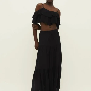 Långkjol - Så snygg och trendig svart långkjol💋💋💋Den är i storlek S och är ett så bra och snyggt att ha på sommaren!!! Går att ha båda lågmidjat och högre  om man vill de. Skicka och fårga om ni undrar något🫶