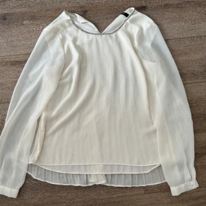 Vit blus - Genomskinlig bak Bra skick  Små svarta prickar Andvänd fåtal gånger 