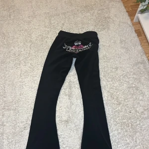 Juicy Couture Byxor - Detta är ett par jätte fina Juicy Couture byxor. Dom är i storlek Xxs och är helt nya. Jag säljer dom för att jag fick dom när jag fyllde år och dom var lite korta för mig är själv 1,63 cm lång. Dom är i jätte bra skick och helt nya!