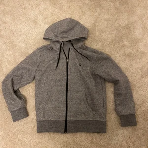 Ralph lauren zipp  - Storlek S oanvänd, självklart äkta ✅ kan gå ner i pris vid snabb affär. 