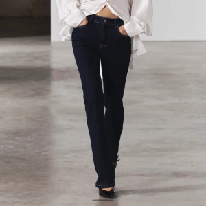 Zara jeans - Säljer mina coola marinblåa bootcut conture jeans med medelhög midja från zara! De är i nyskick🙌🏻 