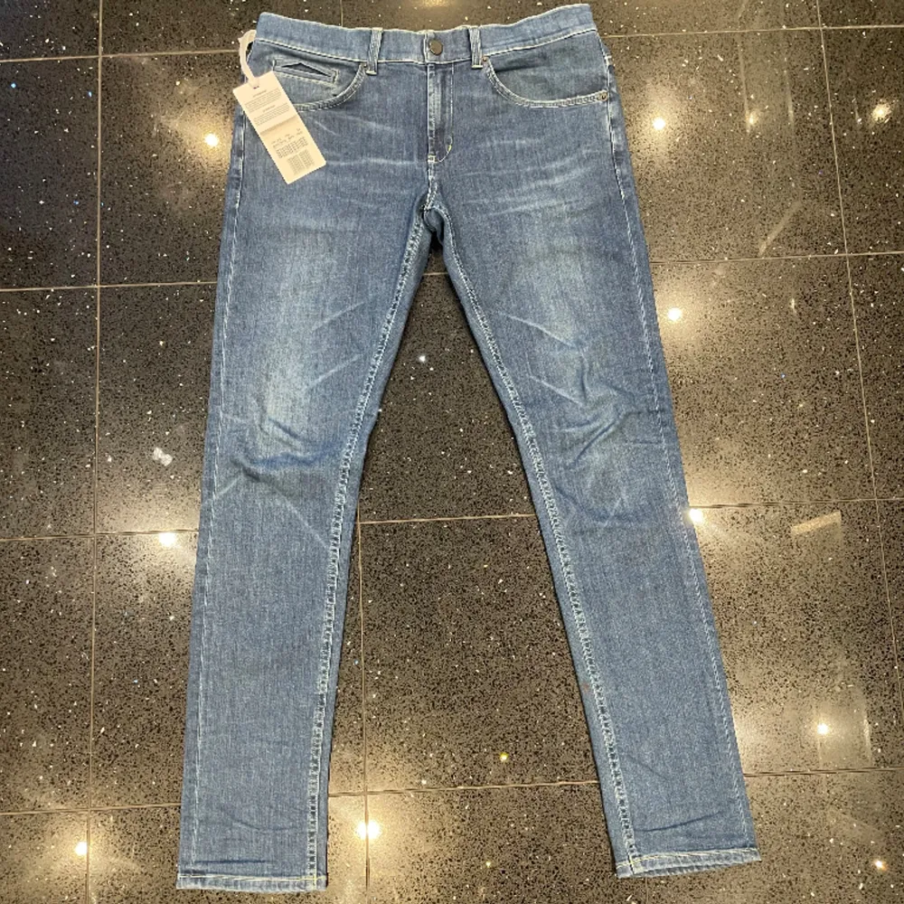 Tja! Säljer nu dessa riktigt feta Dondup George jeansen. Skicket är riktigt bra och det finns inte några defekter! Hör av dig vid fler frågor eller funderingar! 🍾🙏. Jeans & Byxor.