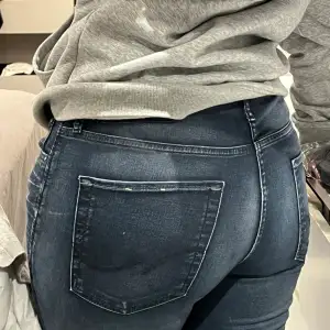 Jättefina jeans med fina fickor bak. I storlek 31. (Pris kan diskuteras)