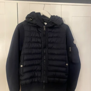 Moncler jacka  - Säljer denna super fina moncler jacka som tyvärr inte kommer till användning, jackan är super fin och ser ny och fräsch ut. Storlek är M. 
