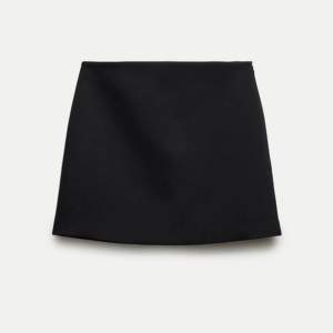 Svart mini skirt från hm. Jätte gullig med har tyvärr blivit för liten för mig. Använd Max 2 gånger och i väldigt bra skick. Pris Kan diskuteras vid snabb affär. Den är lite skrynklig på andra bilden. 