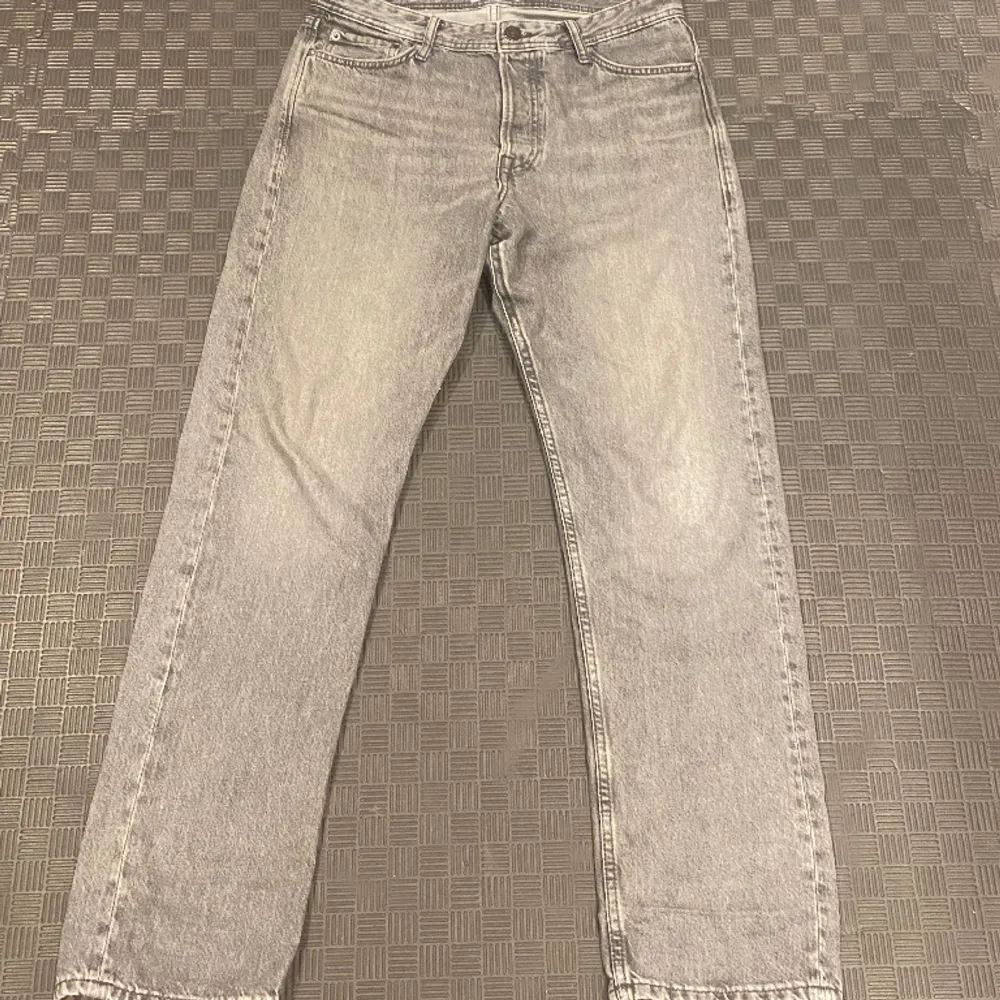 Säljer ett par grå Jack and Jones jeans.  Storlek 28 i bredd och 30 i längd. Mycket bra skick och skriv gärna vid minsta tanke . Jeans & Byxor.