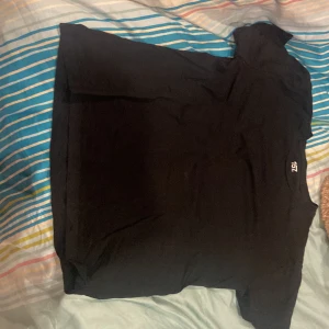  En helt vanlig t-shirt -  En helt vanlig t-shirt. svart