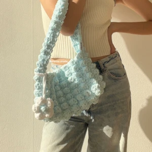 Heklet veske - Håndlaget veske av chenille garn💙🤍 Finnes i to farger, baby blue og hvit🥰 19 x 29 x 9 cm Instagram: @clarisa.studio
