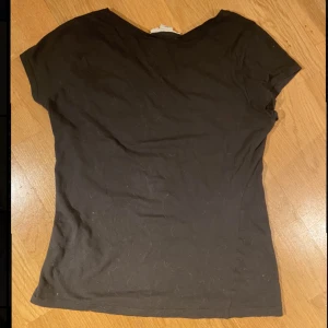 Svart t-shirt - En helt vanlig men ändå snygg svart t-shirt. Sitter tajt, men stretchig så passar många storlekar❤️❤️