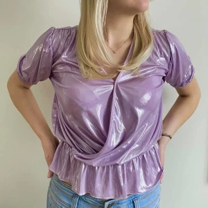 Lila topp💜 - Superfin lila topp med volang💜🐚Storlek: S. Använd ett fåtal gånger, som ny. Justeras med säkerhetsnål beroende på hur man vill att den ska sitta. Köp direkt via ”köp nu” knappen<3