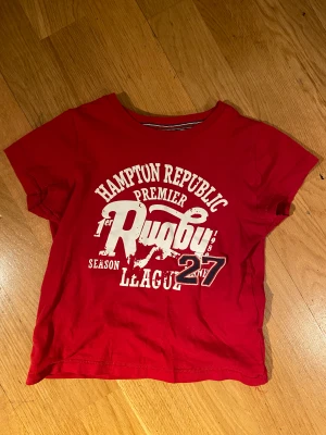 Röd baby tee med tryck - En röd baby tee med coolt tryck. Säljer pga den är för liten på mig❤️ Kontakta för fler bilder!