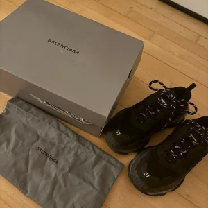 Balenciaga skor - Intressekoll på mina fina balenciaga skor😍  Köpt för ca 2 år sen i Köpenhamn o vill nu försöka sälja dom. Dom har använts mycket men inget som syns🤎 Köpta för 9495kr o mitt pris går från 4500