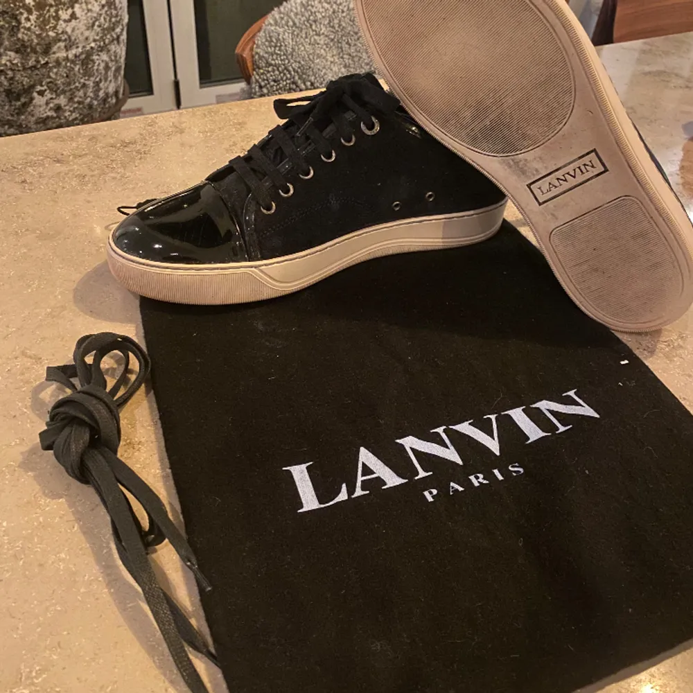 Säljer dessa stilrena Lanvin skor i storlek uk 7 vilket passar ca 42-43. Mycket bra skick! Dustbag och nya snören följer med vid köp. Högst bud eller vid köp direkt för 2590kr!Hör av er vid frågor!😊. Skor.