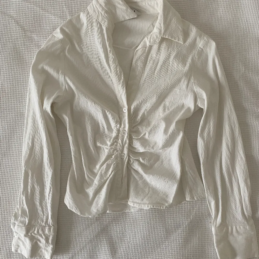 Vit skjorta från zara❤️ den är lite croppad och sitter tightare kring midjan, väldigt snygg passform!. Skjortor.